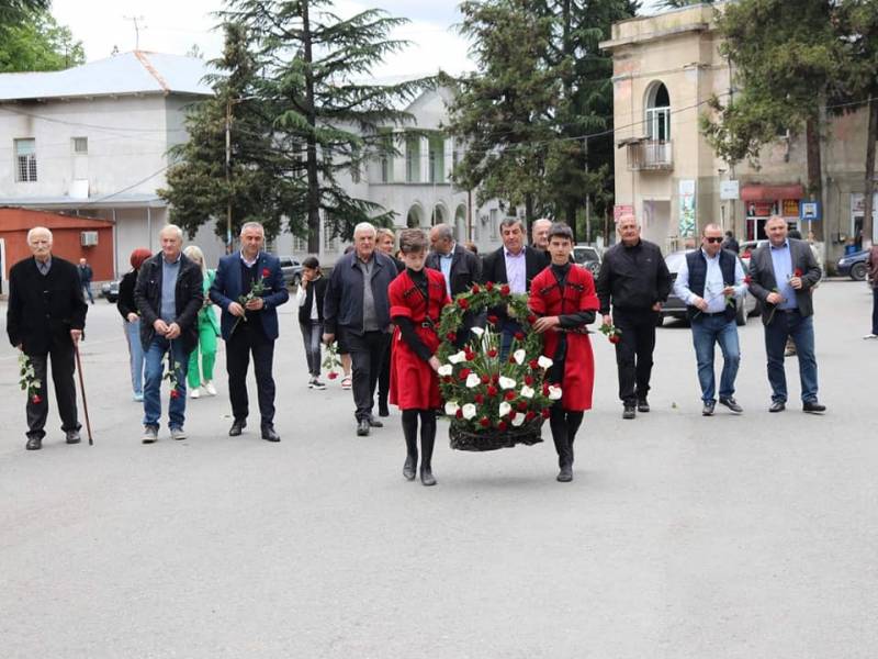 ფაშიზმზე გამარჯვების 77 წლისთავთან დაკავშირებით ყვავილებით შეამკეს მეორე მსოფლიო ომში...